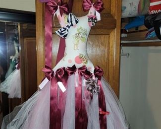 Hang-up dress to hang your hair accessories. (barrettes clip on ribbons!)