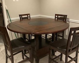 Unique 3 way kitchen table with 4 chairs - can be round, square or oval Raymour and Flanagan $400