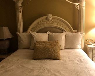 Michael Amini
King Canopy Bed
Elegant&Beachy