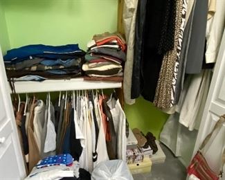 Very Clean/Nice Clothing Assortment Some Small/Many Medium/Some Large…Casual Style Clothing