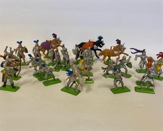 J058 Britians LTD Deetail 1971 Knight Figurines