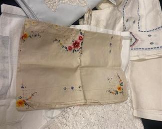 J084 Vintage linens