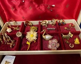 J087 Vintage Costume Brooches and Pins