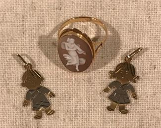 This cameo and both pendants are 18K (750)