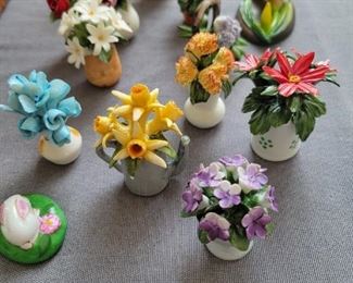 Porcelain Lot Miniature flower cases, miniature bunny from France (rose flowers slightly damaged) 