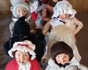 Christmas Caroling Dickens Dolls