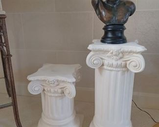 2 White pillars and bust
