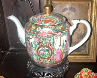 Famille Rose teapot 