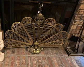  A vintage Louis XV style brass fan fireplace screen. The retractable screen is styled with a finial handle and scalloped and openwork styling to each of the ‘blades’.