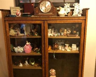 Display case / antique dolls 