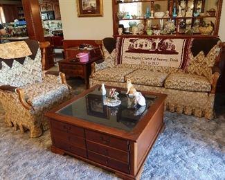 Cool Coffee Table with Display Top and Storage in Bottom
