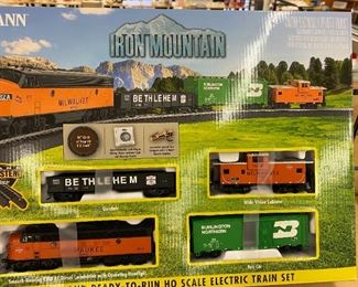 Iron Mountain HO Scale Train Set