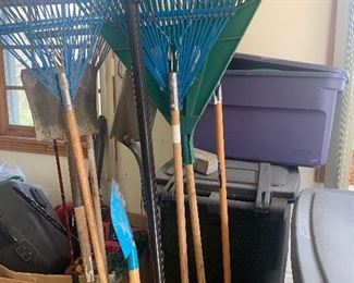 Various garden tools; rakes, shovels,
Tools, garden equipment 
