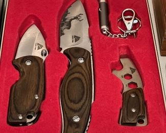 Very large selection of commemorative knife sets.