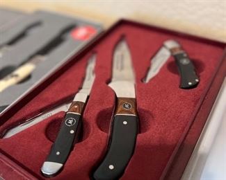 Very large selection of commemorative knife sets.