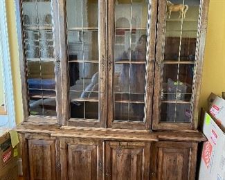 BEAUTIFUL CHINA CABINET MADE I ITALY FROM VINTAGE WOOD.