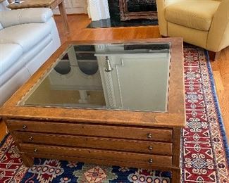 COCKTAIL TABLE WITH MIRRORED TOP AND DRAWERS.