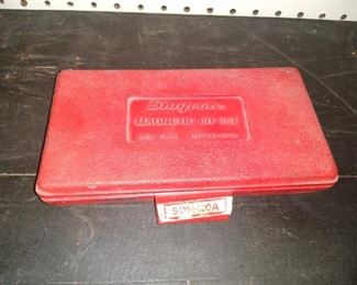Snap on magnetic bit set
