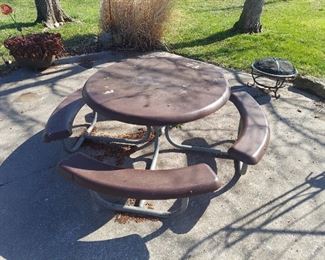 Round Picnic Table w/Benches