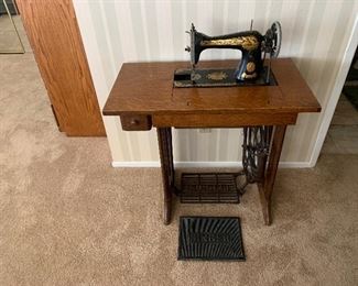 1934 Singer Sewing Machine w/ Treadle Table and Mat