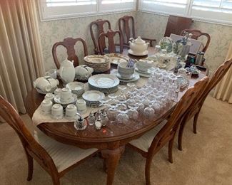 Chin, Crystal, Wedgwood, Dining Table with Two Leaves and Eight Chairs