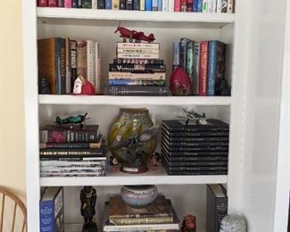 More details of the bookshelves. 