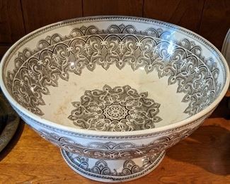 Large, wonderful Villeroy & Boch Wallerfangen porcelain bowl, with fabby staple repair.