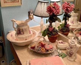 Wash Bowl and Pitcher, Linen Fingertip Towels, Bathroom Accessories 