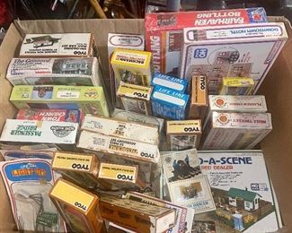 HO Trains, Buildings, Bridges, People, Accessories (Tyco, Bachmann, Life Like, Scene Masters)