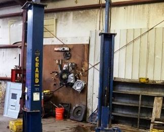 New Grand 9000 LB Two Post Isometric Auto Lift, Model TP07A, Includes Adapters, Powers On