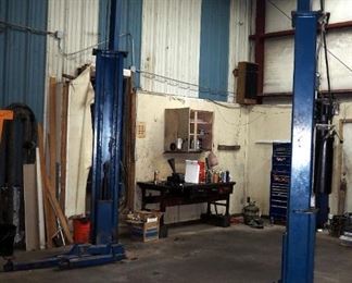 New Grand 9000 LB Two Post Isometric Auto Lift, Model TP07A, Includes Adapters, Powers On