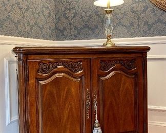 detail - this entire set is in "like new" condition