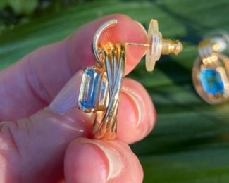 A- $250 - 14Kt yellow gold earrings with opal stones 