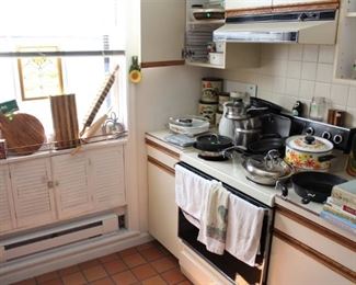 Nice cookware, Calaphon, Pyrex and more.