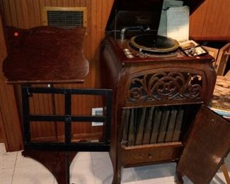Sonora Victrola, wood music stands
