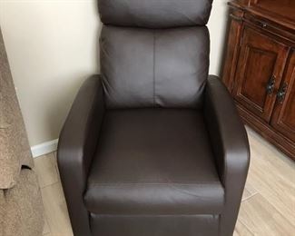 This is a great recliner! In excellent condition! Like brand new!