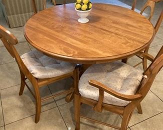 Round dinette with extra leaf and 4 chairs