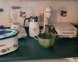 Crock pot, Keurig, blender