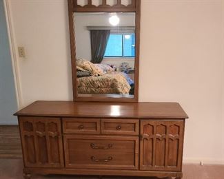 Vintage dressor w/mirror