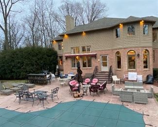 TONS OF PATIO FURNITURE !