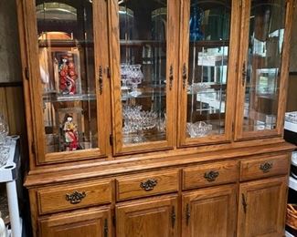 Beautiful Oak China Cabinet & Hutch with lots of storage