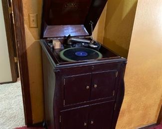 Antique Victrola Phonograph, model VV-XI-A 418461