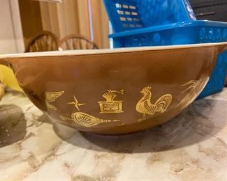 Early American Pyrex Nesting Bowl Set