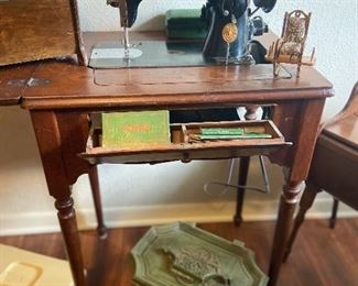 Singer Sewing Machine 