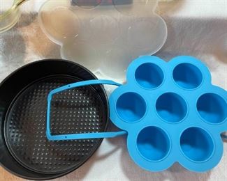 Huge Kitchen 20pc Lot, Counter Top Composter, Pyrex and a Lot More