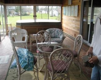WICKER PATIO DINING SET, 6 PERSON HOT TUB