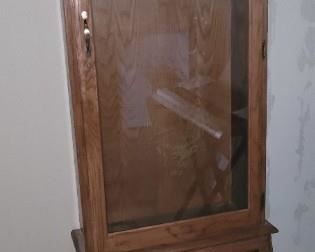 Gun cabinet, top locks not bottom