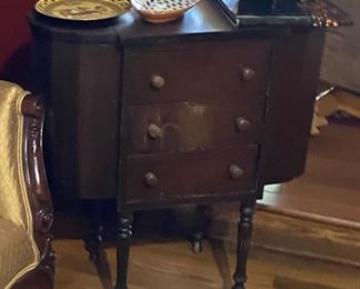 https://agesagoestatesales.square.site/product/lb5006-vintage-martha-washington-table-sewing-thread-cabinet-estate-sale-pickup/11?cp=true&sa=true&sbp=false&q=false	LB5006 Vintage Martha Washington Table/ Sewing Thread Cabinet - Estate Sale Pickup		BIN	250
