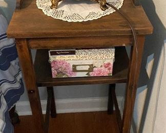 https://agesagoestatesales.square.site/product/lb5024-antique-wood-end-accent-table-estate-sale-pickup/28?cp=true&sa=true&sbp=false&q=false	LB5024 Antique Wood End / Accent Table - Estate Sale Pickup		BIN	50
