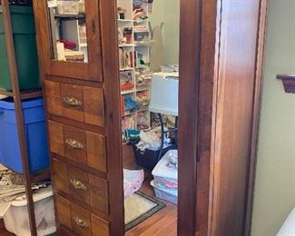https://agesagoestatesales.square.site/product/lb5012-vintage-armoire-wardrobe-estate-sale-pickup/17?cp=true&sa=true&sbp=false&q=false	LB5012 Vintage Armoire Wardrobe - Estate Sale Pickup		BIN	150
